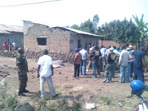 Inzu yegereye umuhanda yangiritse; umugore wishwe yigenderaga mu muhanda.