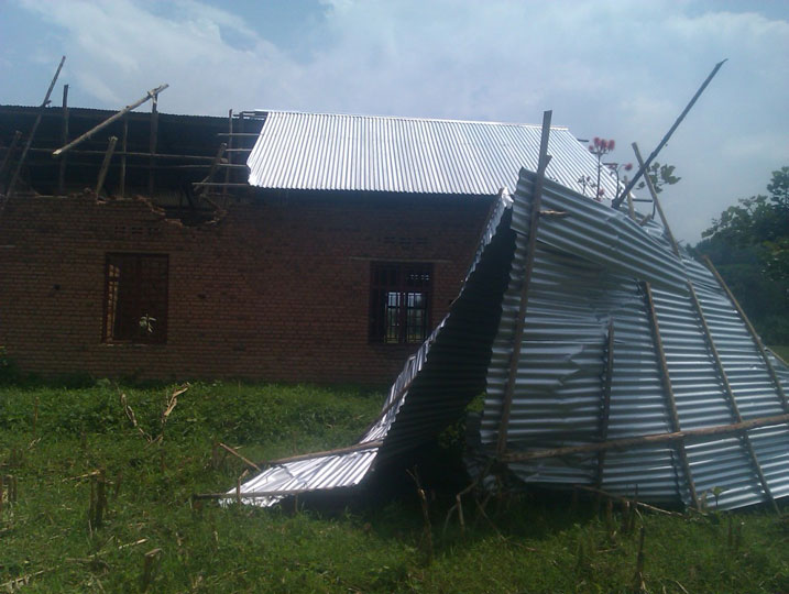 Igisenge cy'ibiro by'akagari ka Kabirizi murenge wa Rugerero mu karere ka Rubavu byatwawe n'umuyaga muri Gashyantare 2014.