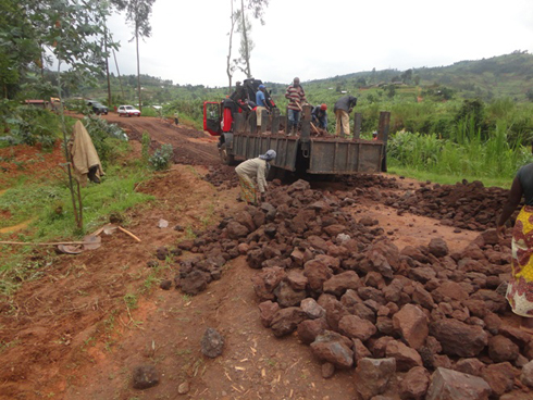 Igitaka n'amabuye biri gushyirwa ahitse ngo imodoka zibashe gutambuka.