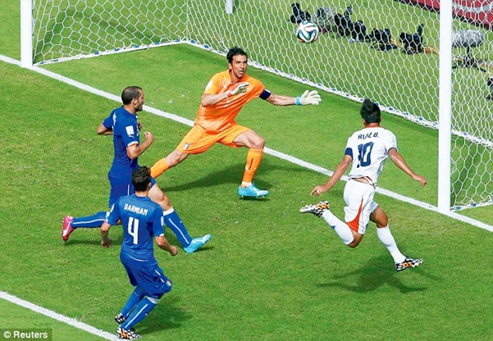 Igitego cya Bryan Ruiz wa Cocta Rica yatsinze u Butaliyani nicyo cyatumye u Bwongereza busezererwa mu gikombe cy'isi.