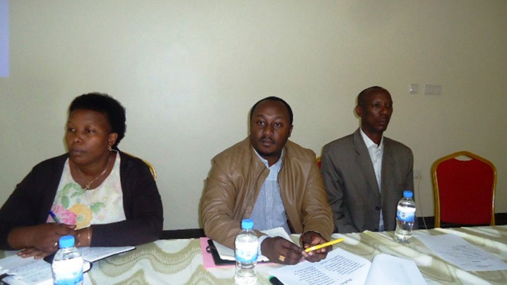 Mutakwasuku Yvonne, umuyobozi w'akarere ka Muhanga hamwe n'umunyamabanga wa Leta muri MINERENA Evode Imena na Sindambiwe Simon Umuyobozi w'abacukuzi b'amabuye muri Muhanga.