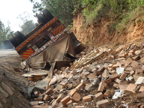 Ikamyo yaguye yari yikoreye amatafari.