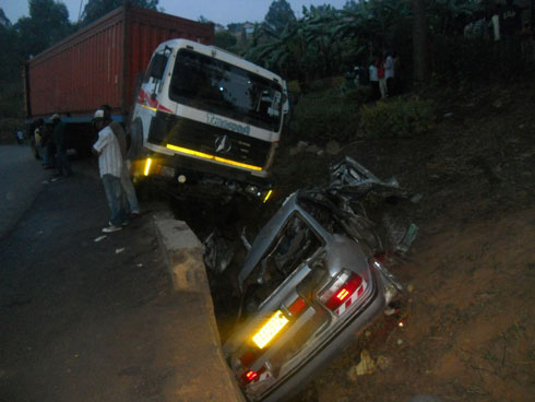Ikamyo yatsinditse ivatiri mu mukingo.