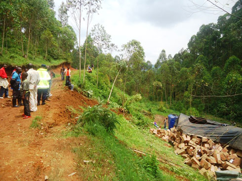 Ikamyo yageze mu butaka bworoshye ihengamira uruhande rumwe igwa munsi y