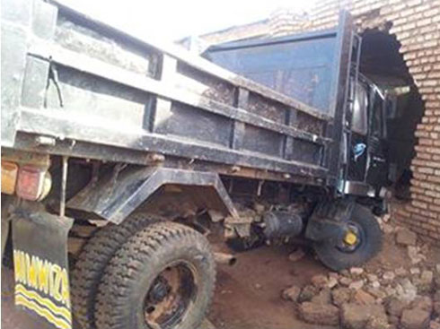 Iyi kamyo yagonze uru rukuta ruhitana nyakwigendera wari mu nzu.