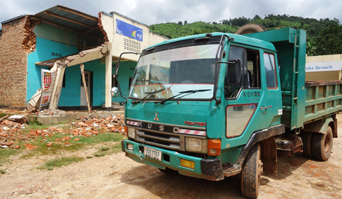 Ikamyo yagonze inzu iri imbere yaho yari iparitse barimo kuyoza.