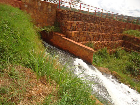 Iki kiyaga gisohora amazi menshi akora umugezi kandi kigahora cyuzuye kandi nta migezi yisukamo.