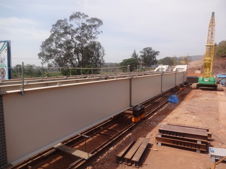 Ibi byuma byavuye mu Buyapani bizakora ikiraro gipima toni 180.