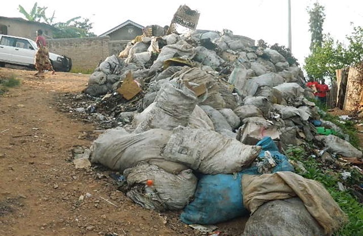Ikibazo cyo kurunda ibishingwe ku muhanda gisa nk