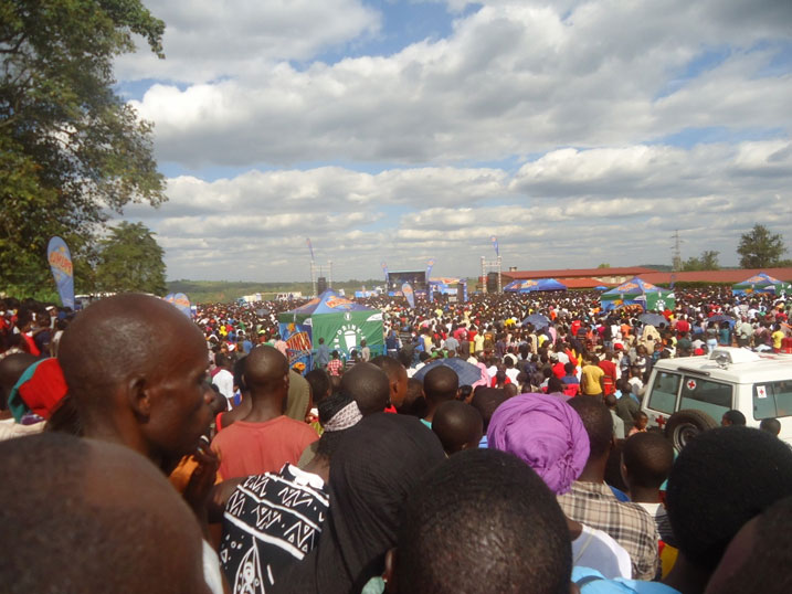 Ikibuga cyari cyakubise cyuzuye abantu buzuye biganjemo urubyiruko.