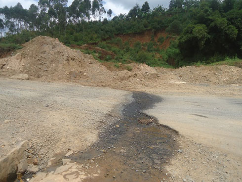 Aha ni aho bakunze kwita mu Akagera mu murenge wa Bushekeri. Inkangu yatengutse ku wa 17-11-2012 yatirimuye umuhanda.