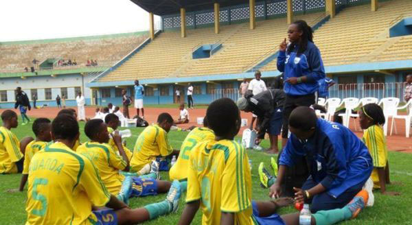 Umutoza w'ikipe y'u Rwanda Grace Nyinawumuntu aganiriza abakinnyi be kuri stade Amahoro.