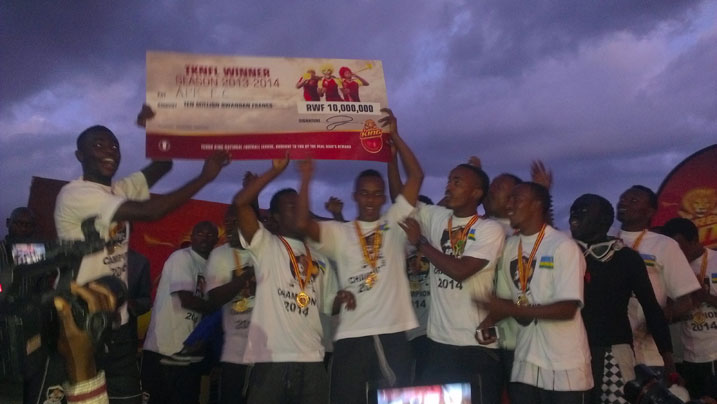 Ikipe ya APR FC yishimira igikombe na miliyoni 10 yegukanye.