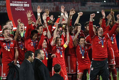 Ikipe ya Bayern Munich yishimira igikombe cy'isi cy'amakipe (clubs) yegukanye itsinze Raja Casablanca.