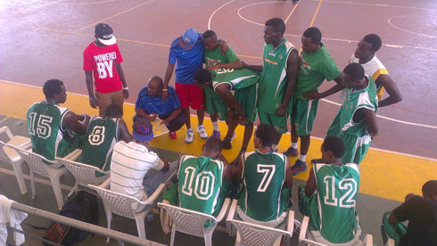 Ikipe ya Espoir n'umutoza wayo Bahufite John (wicaye arimo kubagira inama) begukanye igikombe badatsinzwe na rimwe.