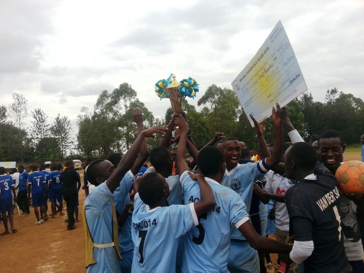 Ikipe ya GS Camp Kanombe yishimira igikombe giherekejwe na sheke y'amagaranga ibihumbi 500.