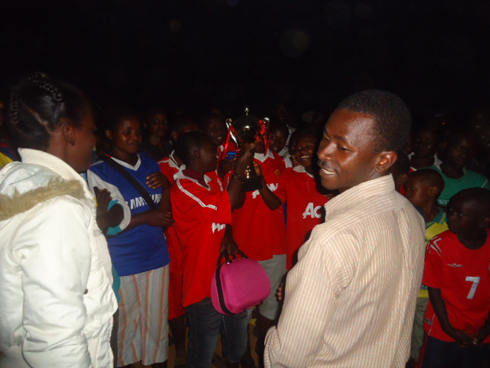 Ikipe y'abakobwa y'umurenge wa Mukama yishimiye igikombe yatwaye.