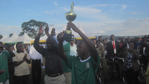 Ikipe y'umurenge wa Kirehe yishimira igikombe yatsindiye mu marushanwa y'imiyoborere myiza.