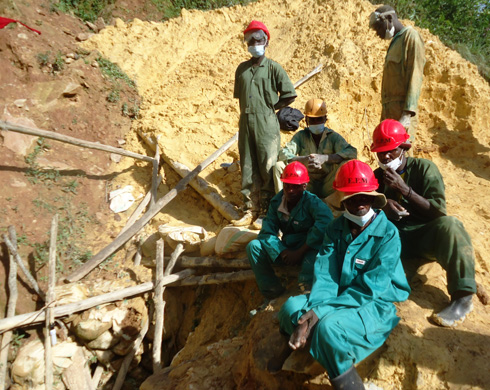 Bamwe mu bakozi bari mu gikorwa cy'ubutabazi ngo babone imirambo y'abaguye mu kirombe. (Foto: L. Nshimiyimana)