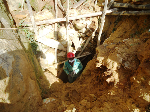 Ikirombe cyaguyemo abantu bane. (Foto: L. Nshimiyimana)