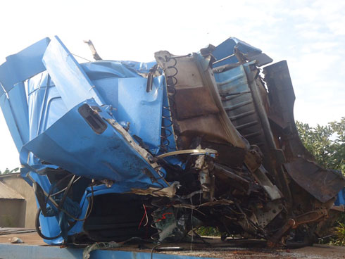 Ikizuru (cabine) cya Scania cyavuye ku modoka kigwa nko muri metero 20 uvuye aho yagongeye igiti.