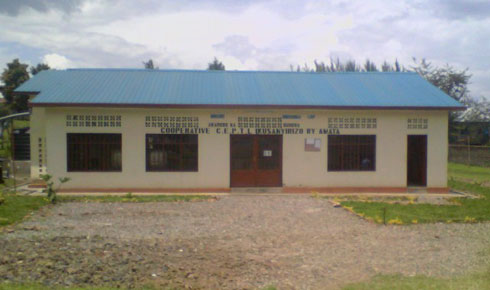 Ikusanyirizo ry'amata rya Koperative CEPTL rigurira aborozi amata ku mafaranga 150 kuri litiro imwe ryo rikayigurisha ku mafaranga 180.