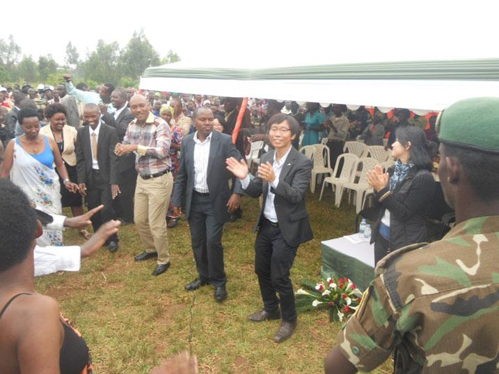 Umuyobozi wa Good Neighbors mu Rwanda hamwe n'umuyobozi w'akarere ka Kamonyi bafatanyije n'abaturage kwishimira inkunga bagejejweho.