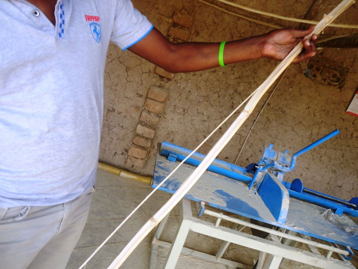 Imashini igabanya imigano ikayikoramo uduce tuvamo imishito cyangwa kirida.