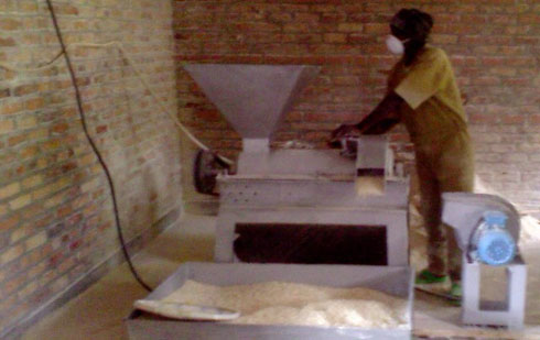 Imashini yabugenewe iri gukora umuceri mu bigori.