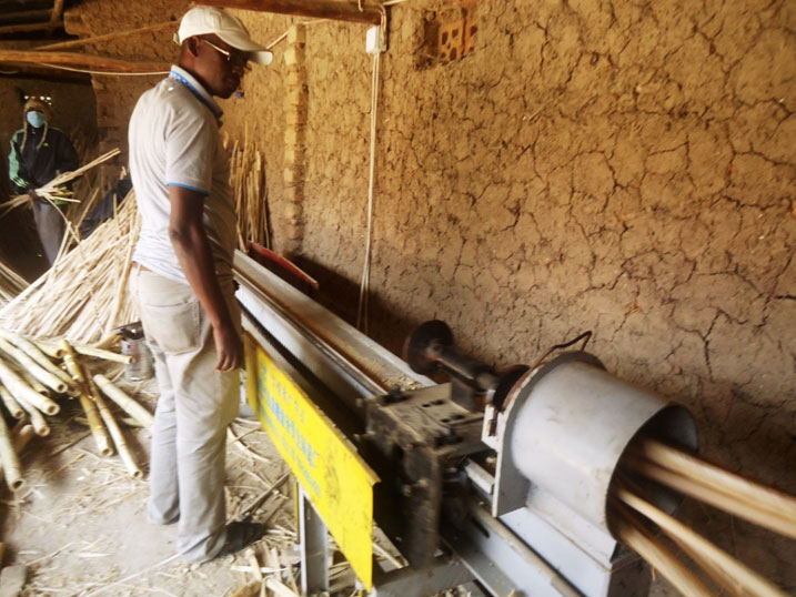 Imashini isatura imigano.