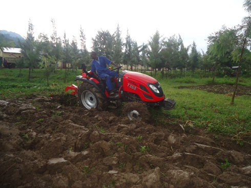 Uyu arimo arimisha imashini ihinga.