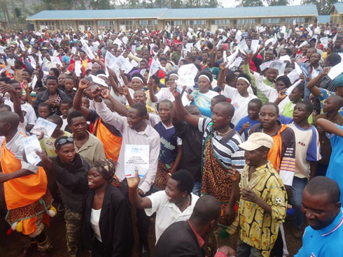 Imbaga y'abanyamuryango ba FPR Inkotanyi bo mu murenge wa Bushekeri ngo bazatora FPR 100%.