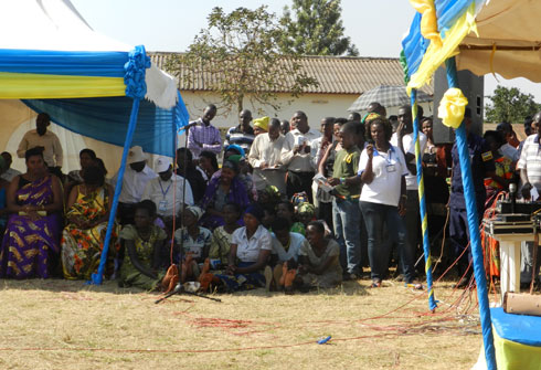 Imbaga y'abaturage baje kumva abiyamamaza yabuze aho kwicara no kugama izuba.