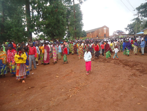 Imbaga y'abaturage ba Rusizi mu rugendo rwo kunamira inzirakarengane zazize Jenoside.