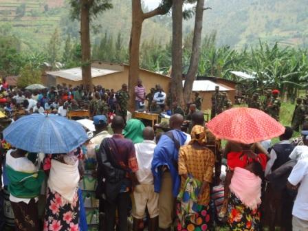 Imbaga y'abaturage n'abasirikare bari baje kumva urubanza