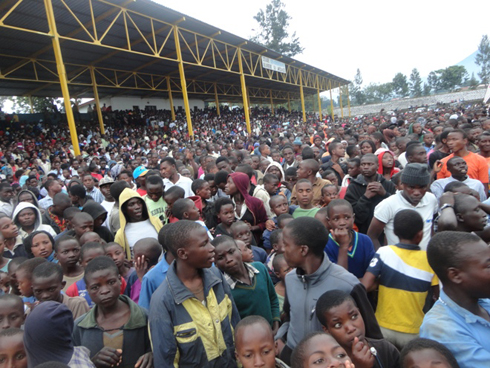 Imbaga yiganjemo abana yari yuzuye stade Ubworoherane baje muri gahunda "Icyerekezo" ya Tom Close.