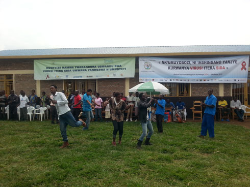 Umwe mu bahanzi bo mu karere ka Ngoma witwa Ken'home yasusurukije abitabiriye mu ndirimbo zirimo ubutumwa bwo kurwanya Sida.