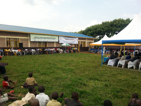 Abaturage bari bitabiriye umuhango wo gutanga ibi bikoresho bicaye imbere ya salle.