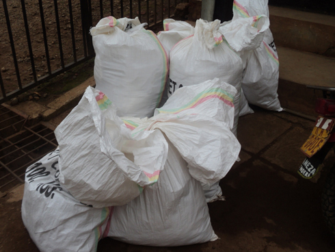 Imifuka y'amashashe yafashwe.