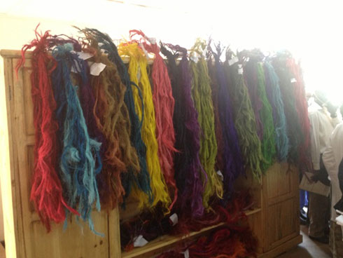 Imigwegwe ikoreshwa mu kuboha uduseke yamaze gusigwa irangi iri mu ruganda.