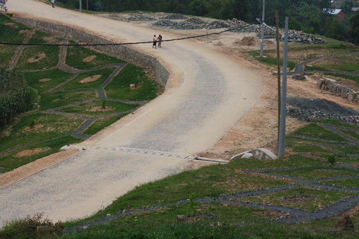 Imihanda y'amabuye yubatswe mu mujyi wa Ngororero rwagati.