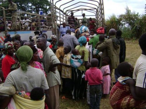 Imiryango yirukanwe muri Tanzaniya ubwo yarimo yimurwaga ujyanwa aho igiye gutuzwa mu mu murenge wa Rwimbogo mu karere ka Gatsibo.