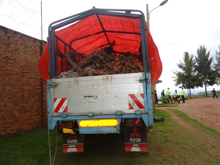 Imodoka ipakiye ibiti by