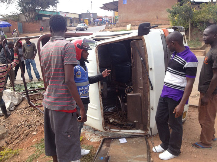 Imodoka ya Daihatsu yagushije uruhande ariko ntihagira n'umwe uyigwamo.