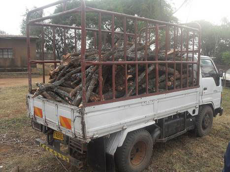 Imodoka yafashwe ipakiye ibiti by