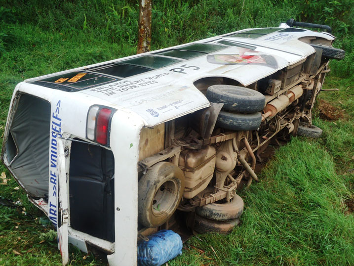 Imodoka yagushije urubavu ibirahura birameneka.