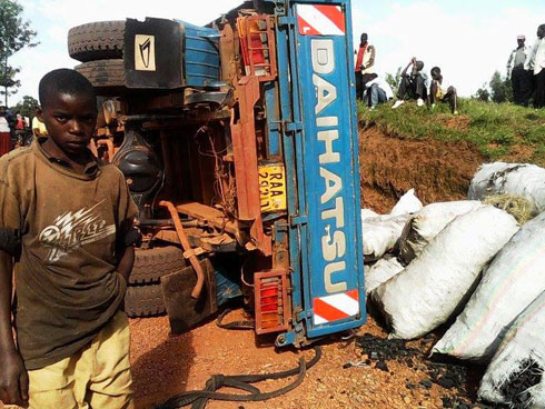 Imodoka yagushije urubavu, amakara arameneka.