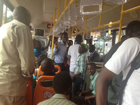 Imodoka yari itwaye abayobozi bakuru yagendaga ishyiramo abagenzi batandukanye ku mihanda.