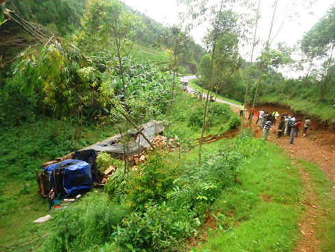 Imodoka yahirimye ubwo yari igeze mu gahanda k'ibitaka muri metero nkeya uvuye muri kaburimbo.