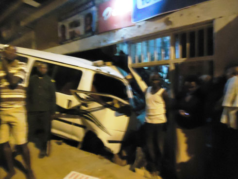 Imodoka yinjiye mu nzu itunganya imisatsi n